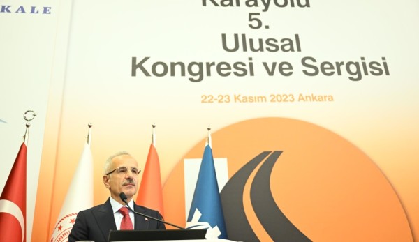Bakan Uraloğlu: Yollarımızı Akıllı ve Otonom Teknolojilerle Donatarak, Hızlı ve Emniyetli Yol Alt Yapısı Tesis Ediyoruz.